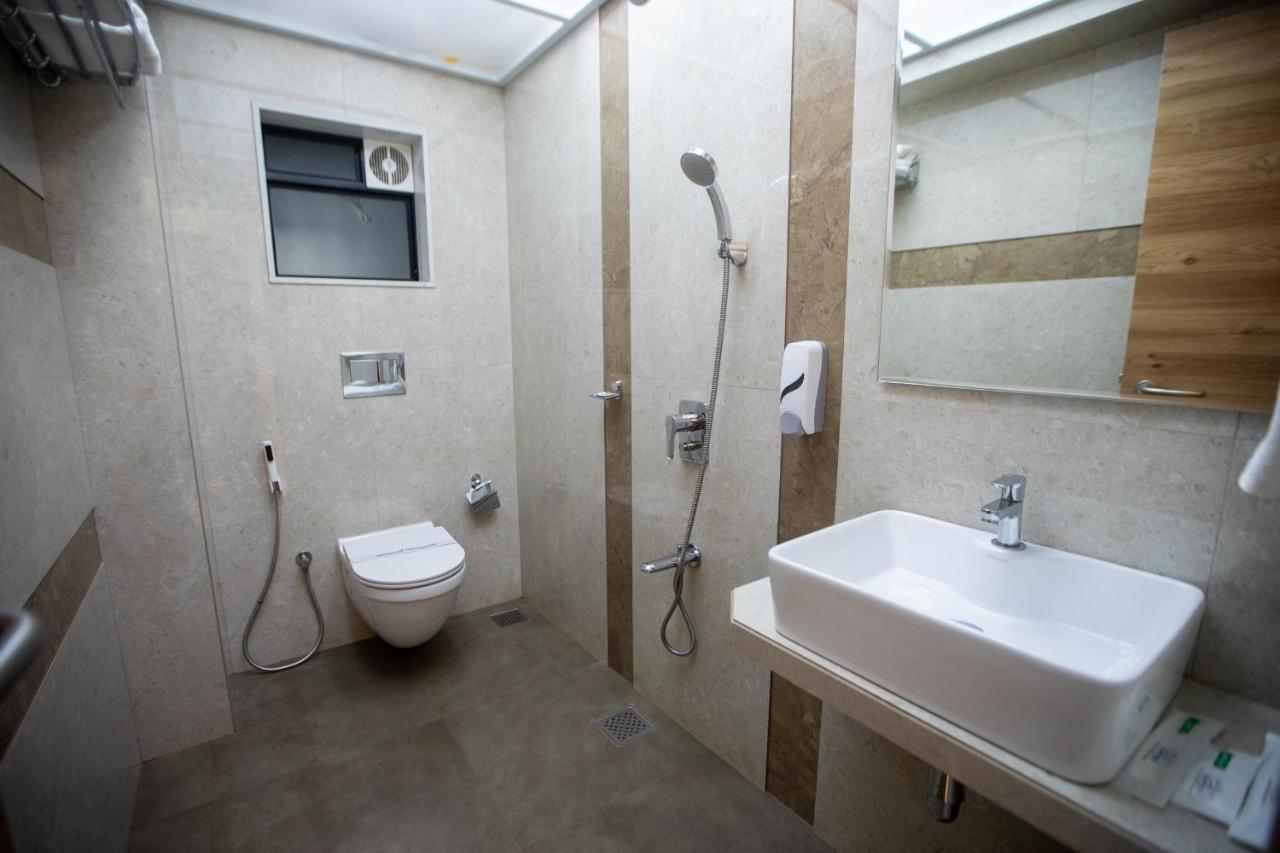 Hotel Naaz Executive Mumbai Exterior foto