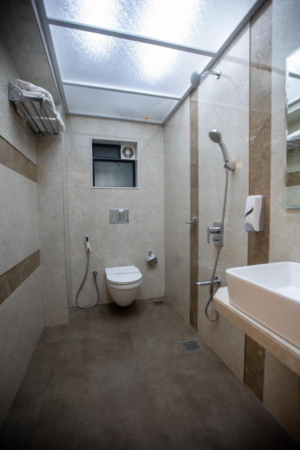Hotel Naaz Executive Mumbai Exterior foto