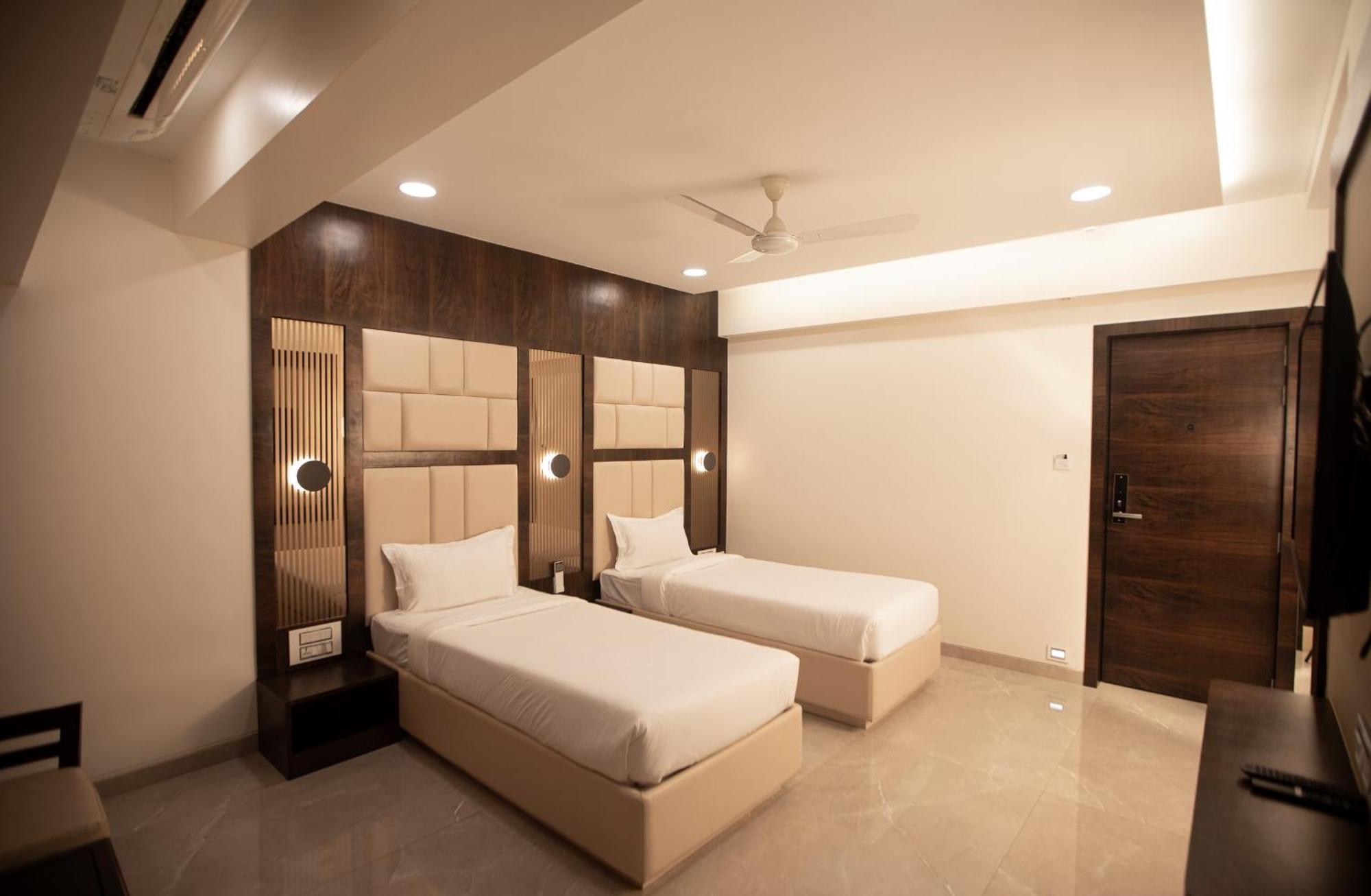 Hotel Naaz Executive Mumbai Exterior foto